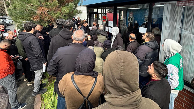 Bir&ccedil;ok kentte manzara aynı: Son g&uuml;ne kalmak istemeyenler yoğunluk oluşturdu