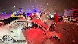 Bitlis'te feci kaza! İki otomobil kafa kafaya &ccedil;arpıştı: &Ccedil;ok sayıda yaralı var