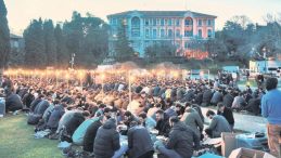 Boğazi&ccedil;i&rsquo;nde 3 bin kişi birlikte oru&ccedil; a&ccedil;tı