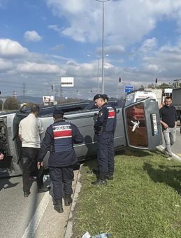 Bolu'da kamyonla otomobil &ccedil;arpıştı: 6'sı &ccedil;ocuk 9 kişi yaralandı