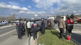 Bolu'da kamyonla otomobil &ccedil;arpıştı: 6'sı &ccedil;ocuk 9 kişi yaralandı