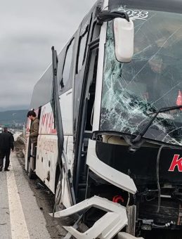 Bolu'da y&uuml;rekleri ağza getiren kaza: TIR'ın yandan &ccedil;arptığı yolcu otob&uuml;s&uuml; ref&uuml;je &ccedil;ıktı!
