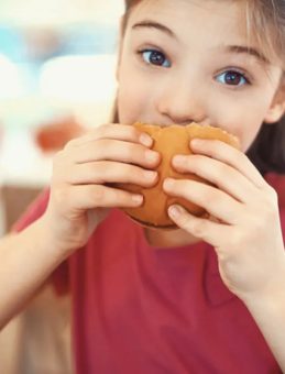 B&ouml;brekleri İflas Ettiriyor! Mutfaktaki O B&uuml;y&uuml;k Hata &Ccedil;ocukları Hedef Alıyor