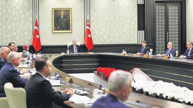 B&ouml;lgedeki Gerilim Kabinenin G&uuml;ndeminde