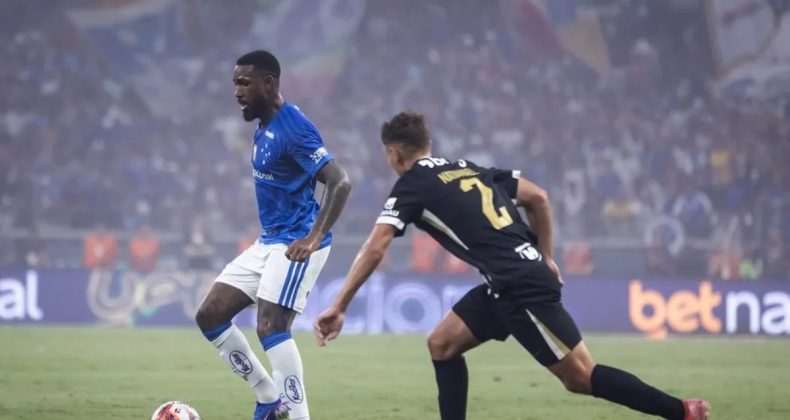 Brezilya'da Kaos Dolu Ma&ccedil;: Cruzeiro-A.Mineiro M&uuml;cadelesinde 23 Kırmızı Kart &Ccedil;ıktı!