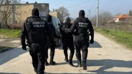 Bulgaristan Sınırında G&ouml;&ccedil;men Ka&ccedil;ak&ccedil;ılığı Operasyonu: 10 Polis Tutuklandı