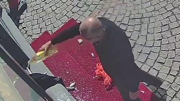 Bunu yapan bir eczaneci! Ay&ccedil;i&ccedil;ek yağı ile dehşet sa&ccedil;acaktı, yoldan ge&ccedil;en vatandaşın uyarısı durdurdu