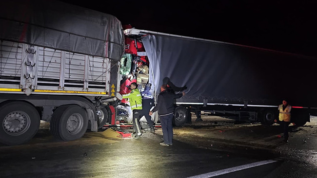 Bursa'da 2 TIR &ccedil;arpıştı: 1 &ouml;l&uuml;