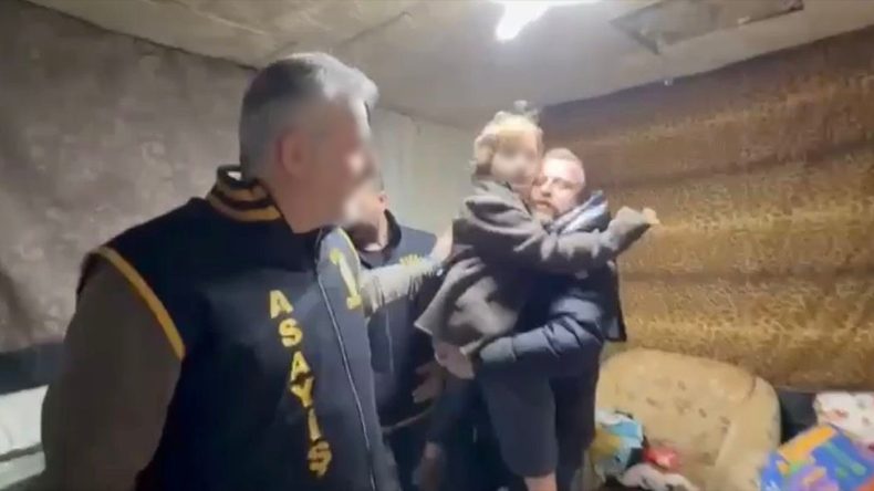 Bursa'da &ccedil;&ouml;p yığınlarının arasında bulunmuştu! Babaannesinin 7 yıl sakladığı &ccedil;ocuğa DNA yapılacak