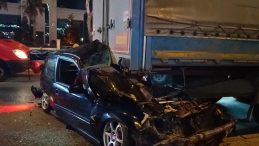 Bursa'da feci kaza: TIR'ın altına giren otomobil hurdaya d&ouml;nd&uuml;! Gen&ccedil; s&uuml;r&uuml;c&uuml; ağır yaralandı&hellip;