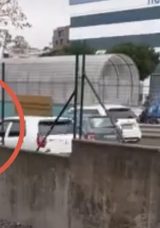 Bursa'da yol ortasında akılalmaz anlar: Yaşlı adam kazaya davetiye &ccedil;ıkardı!