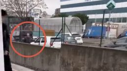 Bursa'da yol ortasında akılalmaz anlar: Yaşlı adam kazaya davetiye &ccedil;ıkardı!