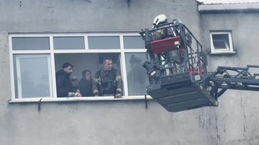 B&uuml;y&uuml;k&ccedil;ekmece'de korkutan yangın! Mahsur kalanlar kurtarıldı