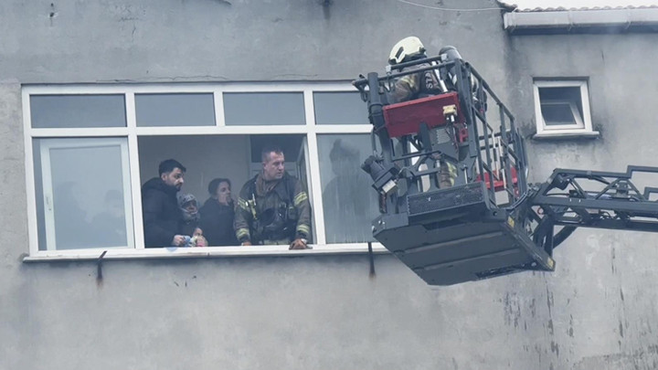 Büyükçekmece'de korkutan yangın! Mahsur kalanlar kurtarıldı