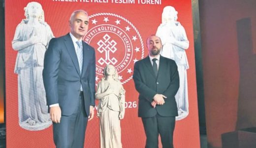 &Ccedil;alınan &lsquo;Melek&rsquo; Heykeli Patrikhane&rsquo;ye teslim edildi