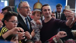 &Ccedil;alışma ve Sosyal G&uuml;venlik Bakanı Vedat Işıkhan, K&uuml;lliye'de Ramazan etkinlik alanını ziyaret etti