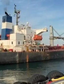 &Ccedil;anakkale Boğazı'nda makina arızası yapan gemi karaya oturdu