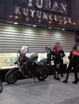 &Ccedil;anakkale'de Akılalmaz Y&ouml;ntemle Dev Vurgun: Kuyumcuda İmitasyon Altın Oyunu! Tutuklama sonrası Acil Villa…