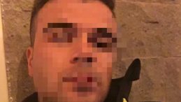 &Ccedil;anakkale'de trafik dehşeti: Gen&ccedil; polise &ouml;ld&uuml;resiye darp! Silahını gasp edip&hellip;