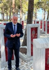 &Ccedil;anakkale&rsquo;de Duygu Dolu Ziyaret: &lsquo;Bizde İman Onlarda İmkan Vardı&rsquo;