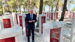 &Ccedil;anakkale&rsquo;de Duygu Dolu Ziyaret: &lsquo;Bizde İman Onlarda İmkan Vardı&rsquo;