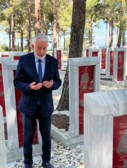 &Ccedil;anakkale&rsquo;de Duygu Dolu Ziyaret: &lsquo;Bizde İman Onlarda İmkan Vardı&rsquo;