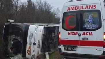 &Ccedil;atalca'da Otob&uuml;s Devrildi; Yaralılar Var