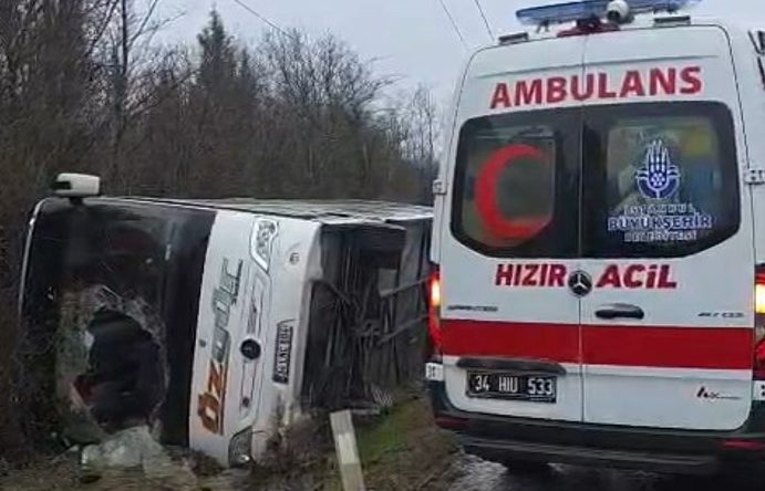 &Ccedil;atalca'da Otob&uuml;s Devrildi; Yaralılar Var