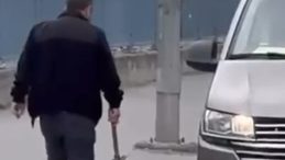 &Ccedil;eki&ccedil;le saldıracaktı: S&uuml;r&uuml;c&uuml;ye yaklaşınca 'geri vites' yaptı