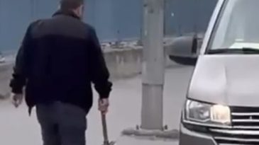&Ccedil;eki&ccedil;le saldıracaktı: S&uuml;r&uuml;c&uuml;ye yaklaşınca 'geri vites' yaptı