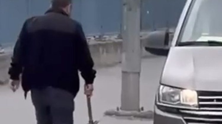 &Ccedil;eki&ccedil;le saldıracaktı: S&uuml;r&uuml;c&uuml;ye yaklaşınca 'geri vites' yaptı