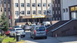 &Ccedil;ekmek&ouml;y'de Okulda Vahşet: 17 Yaşındaki &Ouml;ğrenci Saldırdı