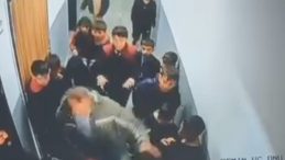 &Ccedil;ocuğuna kar topu atan 8 yaşındaki &ouml;ğrenciyi darbetti! Arkadaşlarını kurtarmaya &ccedil;alıştılar