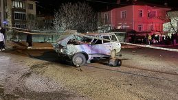 &Ccedil;orum'da İki Otomobil &Ccedil;arpıştı: 2 Kişi Yaralandı