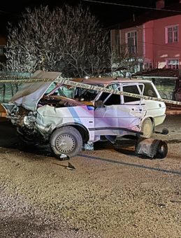 &Ccedil;orum'da İki Otomobil &Ccedil;arpıştı: 2 Kişi Yaralandı