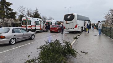&Ccedil;orum'da Yolcu Otob&uuml;s&uuml; ile Kamyonet &Ccedil;arpıştı: 7 Kişi Yaralandı