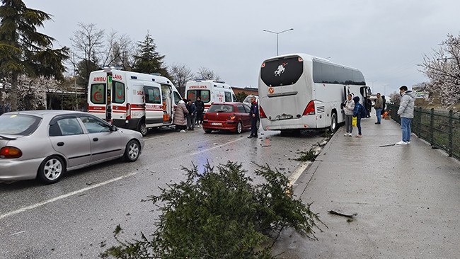 &Ccedil;orum'da Yolcu Otob&uuml;s&uuml; ile Kamyonet &Ccedil;arpıştı: 7 Kişi Yaralandı