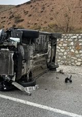 &Ccedil;orum&rsquo;da devrilen otomobildeki 5 kişi yaralandı