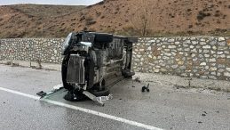 &Ccedil;orum&rsquo;da devrilen otomobildeki 5 kişi yaralandı