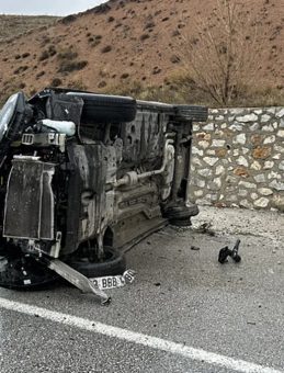 &Ccedil;orum&rsquo;da devrilen otomobildeki 5 kişi yaralandı