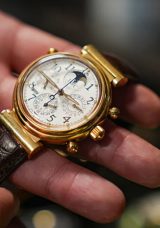 Cerrahın Gizli Y&ouml;ntemi: Ameliyat &Ouml;ncesi Saat Tamir Ediyor!