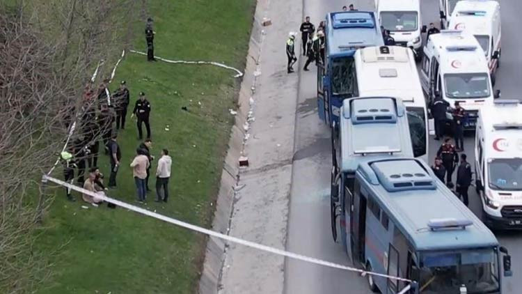 Cezaevi Ara&ccedil;ları Zincirleme Kazaya Karıştı: 9 Tutuklu, 6 Jandarma Yaralandı