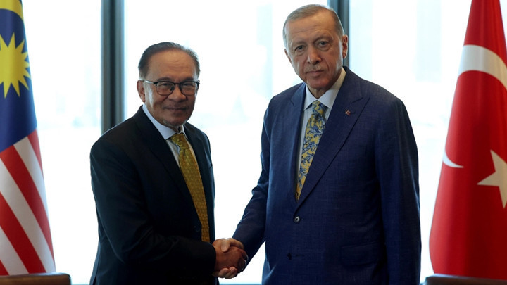 Cumhurbaşkanı Erdoğan, Malezya Başbakanı Enver İbrahim ile g&ouml;r&uuml;şt&uuml;