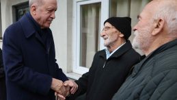 Cumhurbaşkanı Erdoğan, Rize'de komşularıyla bayramlaştı