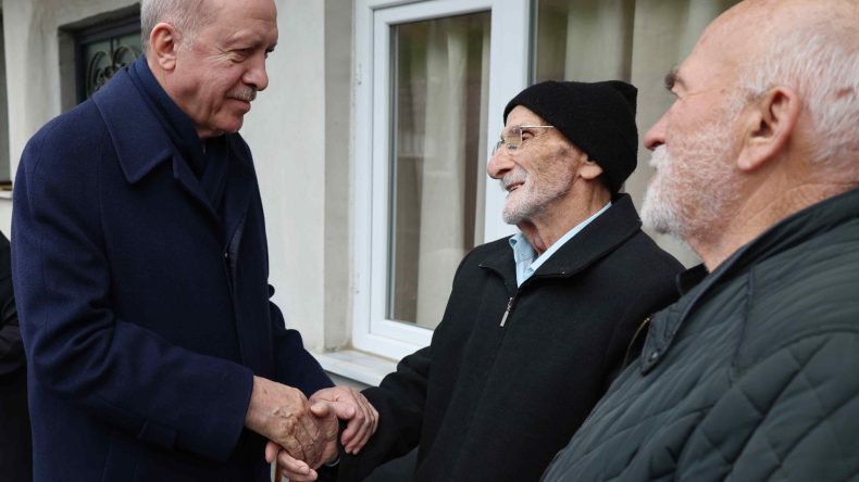 Cumhurbaşkanı Erdoğan, Rize'de komşularıyla bayramlaştı