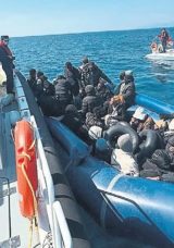 Denizde s&uuml;r&uuml;klenen g&ouml;&ccedil;menler kurtarıldı