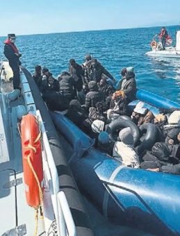 Denizde s&uuml;r&uuml;klenen g&ouml;&ccedil;menler kurtarıldı