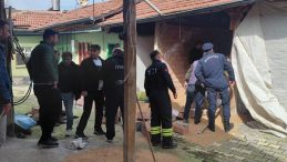 Depoda duvar &ccedil;&ouml;kt&uuml;! Ağabey duvarın altında kaldı, 14 yaşındaki kardeşinin parmakları koptu