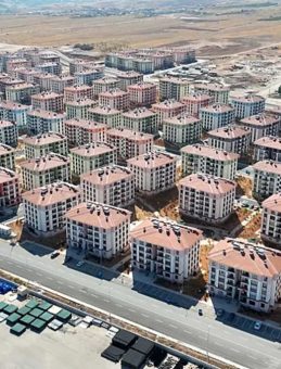 Depremzede &ccedil;ift sağlam eve koştu