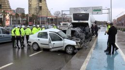 Direksiyon hakimiyetini kaybedip park halindeki araca &ccedil;arptı: 1'i ağır 3 yaralı
